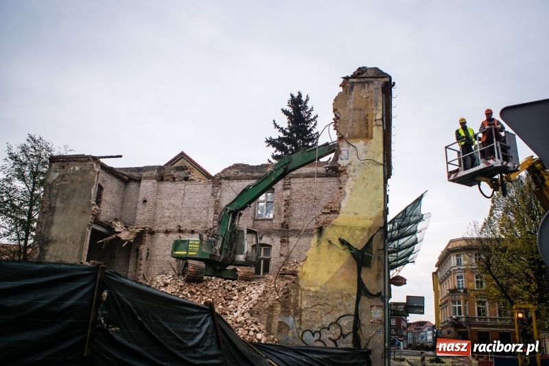 Zdjęcie w galerii na portalu naszraciborz.pl: Trwa rozbiórka kamienicy przy placu Wolności wiadomości z regionu