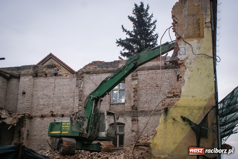 Zdjęcie w galerii na portalu naszraciborz.pl: Trwa rozbiórka kamienicy przy placu Wolności wiadomości z regionu