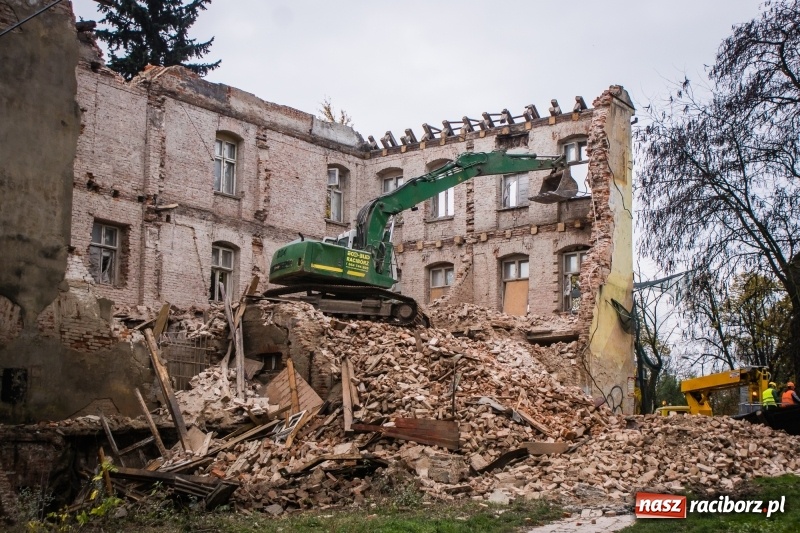 Zdjęcie w galerii na portalu naszraciborz.pl: Trwa rozbiórka kamienicy przy placu Wolności wiadomości z regionu