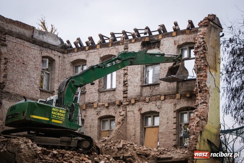 Zdjęcie w galerii na portalu naszraciborz.pl: Trwa rozbiórka kamienicy przy placu Wolności wiadomości z regionu