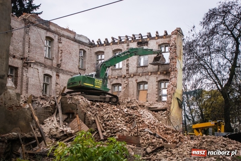 Zdjęcie w galerii na portalu naszraciborz.pl: Trwa rozbiórka kamienicy przy placu Wolności wiadomości z regionu