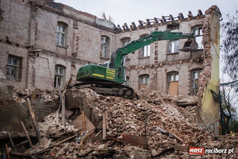 Zdjęcie w galerii na portalu naszraciborz.pl: Trwa rozbiórka kamienicy przy placu Wolności wiadomości z regionu