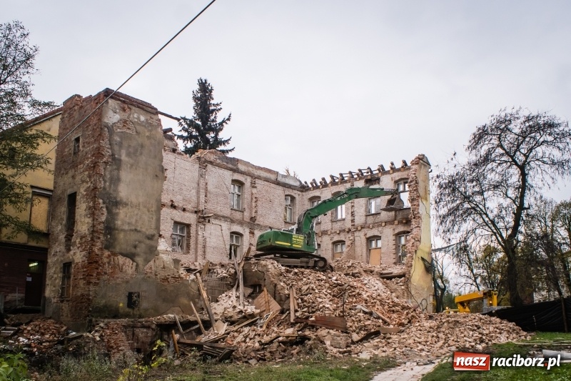 Zdjęcie w galerii na portalu naszraciborz.pl: Trwa rozbiórka kamienicy przy placu Wolności wiadomości z regionu