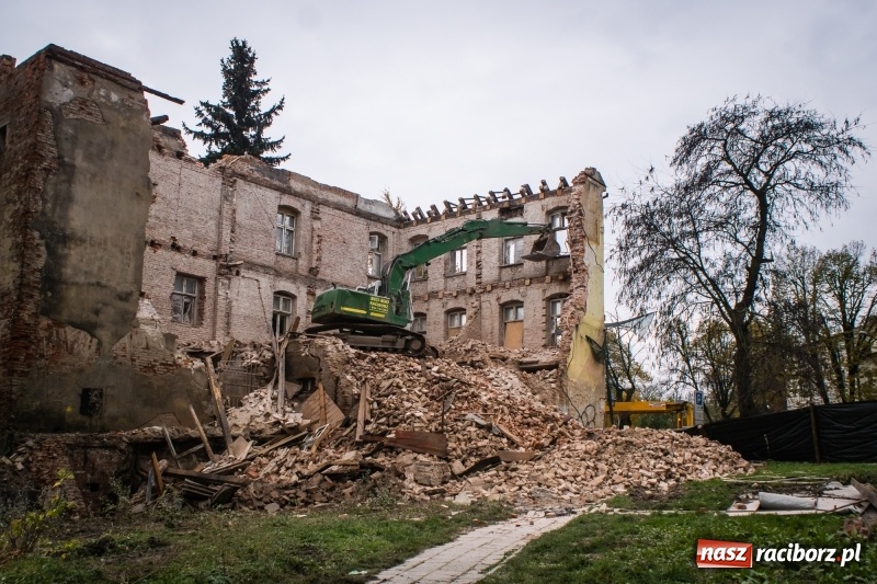 Zdjęcie w galerii na portalu naszraciborz.pl: Trwa rozbiórka kamienicy przy placu Wolności wiadomości z regionu