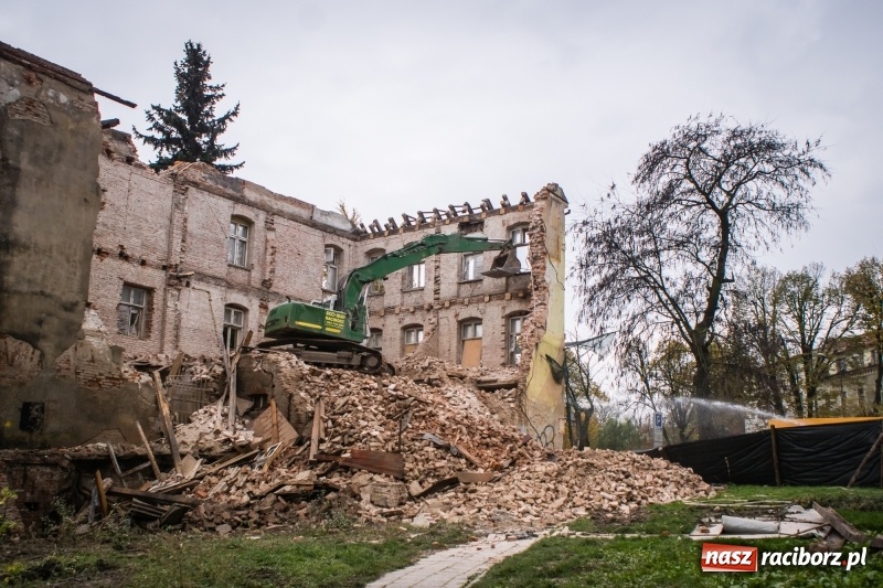 Zdjęcie w galerii na portalu naszraciborz.pl: Trwa rozbiórka kamienicy przy placu Wolności wiadomości z regionu