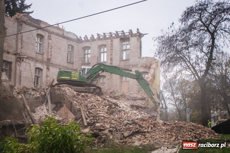Zdjęcie w galerii na portalu naszraciborz.pl: Trwa rozbiórka kamienicy przy placu Wolności wiadomości z regionu