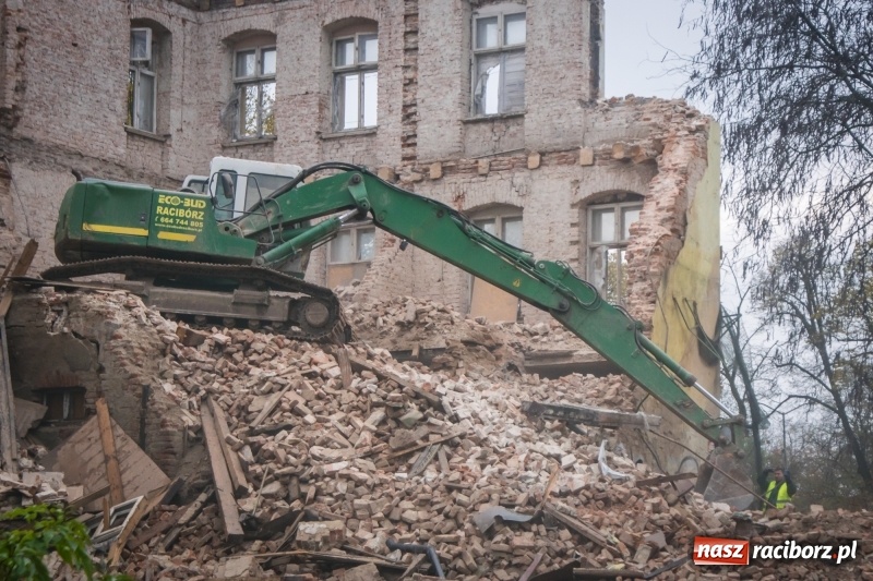 Zdjęcie w galerii na portalu naszraciborz.pl: Trwa rozbiórka kamienicy przy placu Wolności wiadomości z regionu
