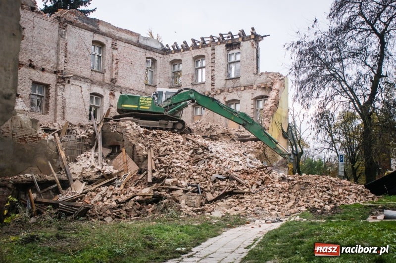 Zdjęcie w galerii na portalu naszraciborz.pl: Trwa rozbiórka kamienicy przy placu Wolności wiadomości z regionu