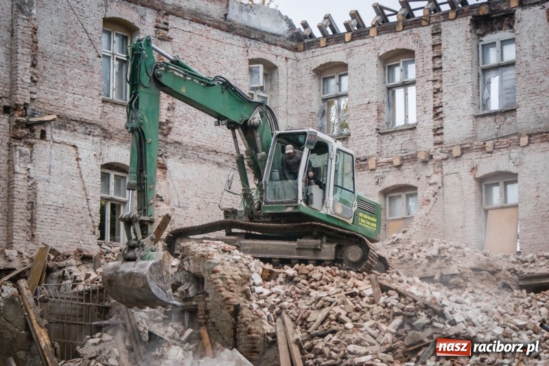 Zdjęcie w galerii na portalu naszraciborz.pl: Trwa rozbiórka kamienicy przy placu Wolności wiadomości z regionu