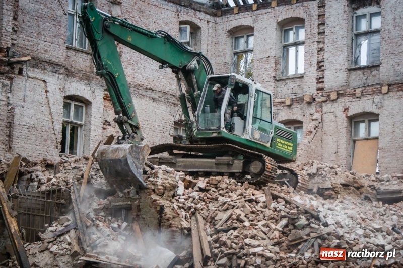 Zdjęcie w galerii na portalu naszraciborz.pl: Trwa rozbiórka kamienicy przy placu Wolności wiadomości z regionu
