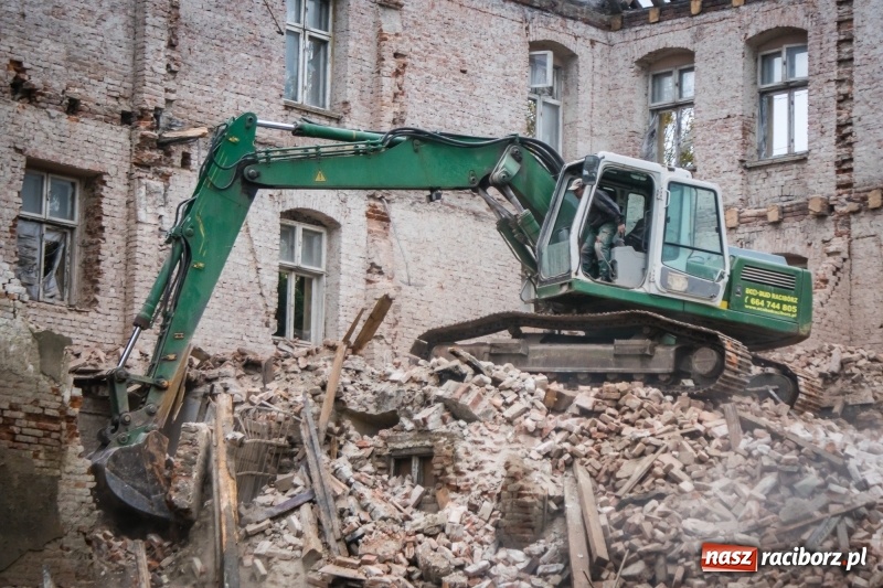 Zdjęcie w galerii na portalu naszraciborz.pl: Trwa rozbiórka kamienicy przy placu Wolności wiadomości z regionu
