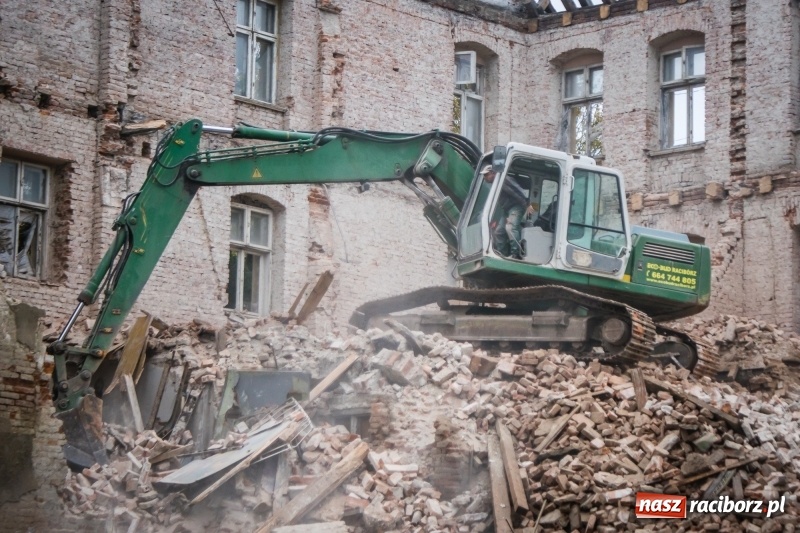 Zdjęcie w galerii na portalu naszraciborz.pl: Trwa rozbiórka kamienicy przy placu Wolności wiadomości z regionu