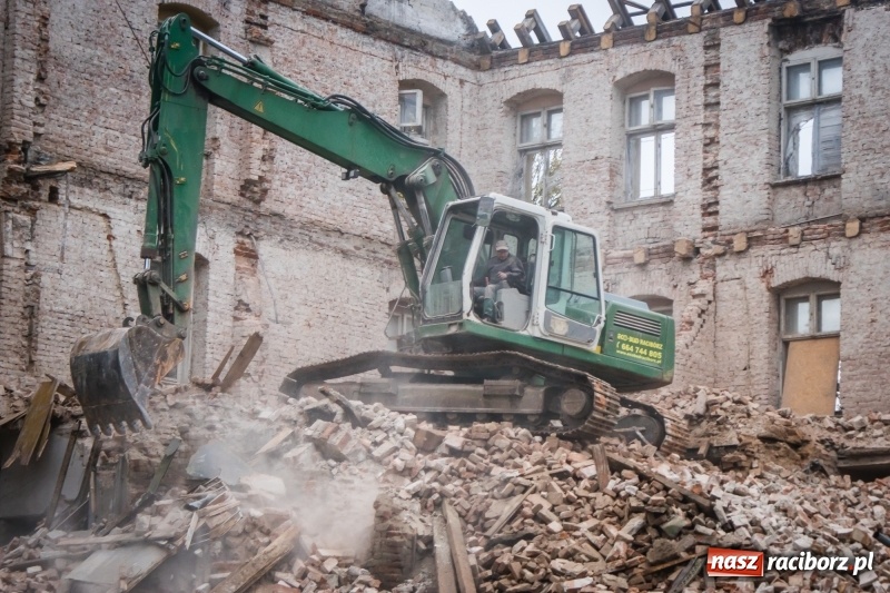 Zdjęcie w galerii na portalu naszraciborz.pl: Trwa rozbiórka kamienicy przy placu Wolności wiadomości z regionu
