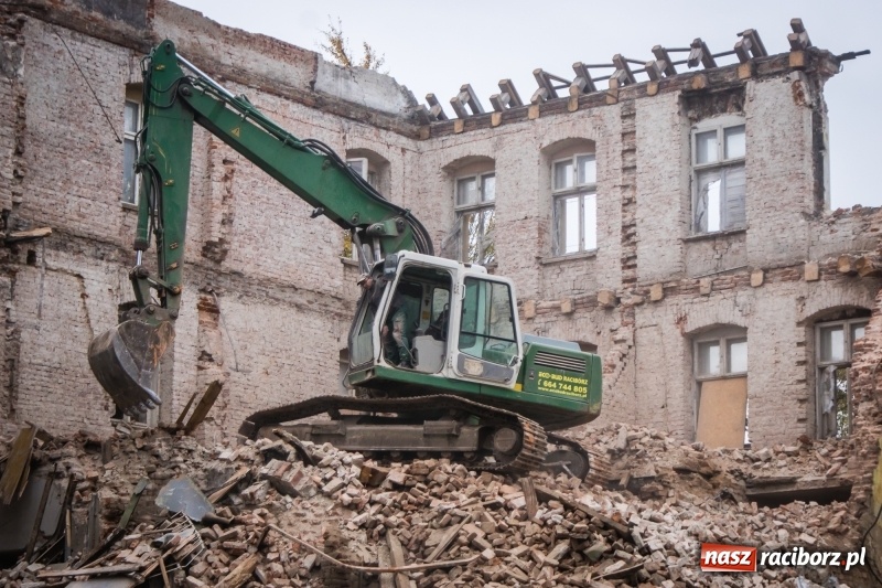 Zdjęcie w galerii na portalu naszraciborz.pl: Trwa rozbiórka kamienicy przy placu Wolności wiadomości z regionu