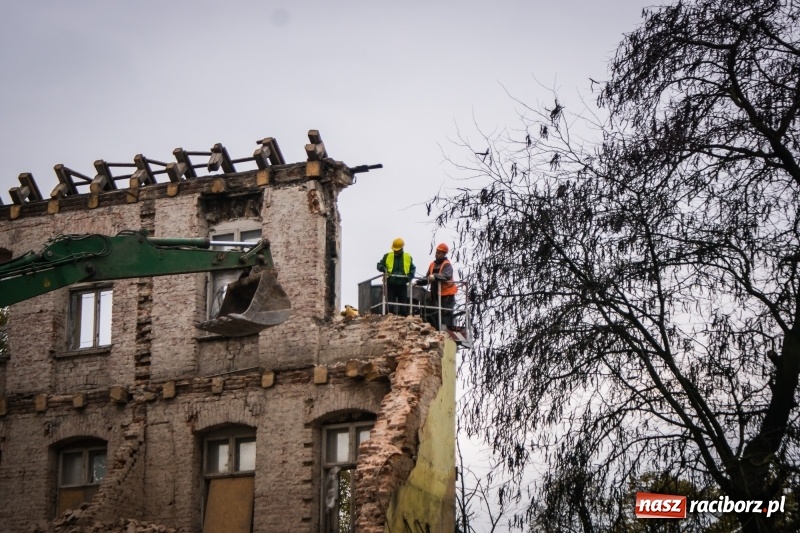 Zdjęcie w galerii na portalu naszraciborz.pl: Trwa rozbiórka kamienicy przy placu Wolności wiadomości z regionu