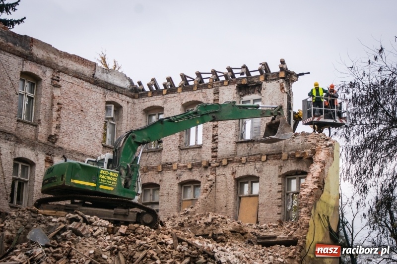 Zdjęcie w galerii na portalu naszraciborz.pl: Trwa rozbiórka kamienicy przy placu Wolności wiadomości z regionu