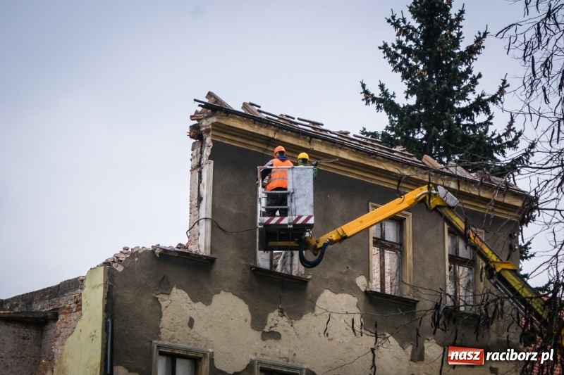 Zdjęcie w galerii na portalu naszraciborz.pl: Trwa rozbiórka kamienicy przy placu Wolności wiadomości z regionu