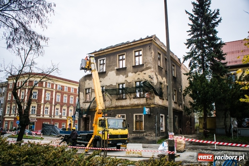 Zdjęcie w galerii na portalu naszraciborz.pl: Trwa rozbiórka kamienicy przy placu Wolności wiadomości z regionu