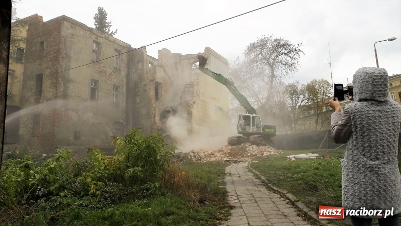 Zdjęcie w galerii na portalu naszraciborz.pl: Trwa rozbiórka kamienicy przy placu Wolności wiadomości z regionu
