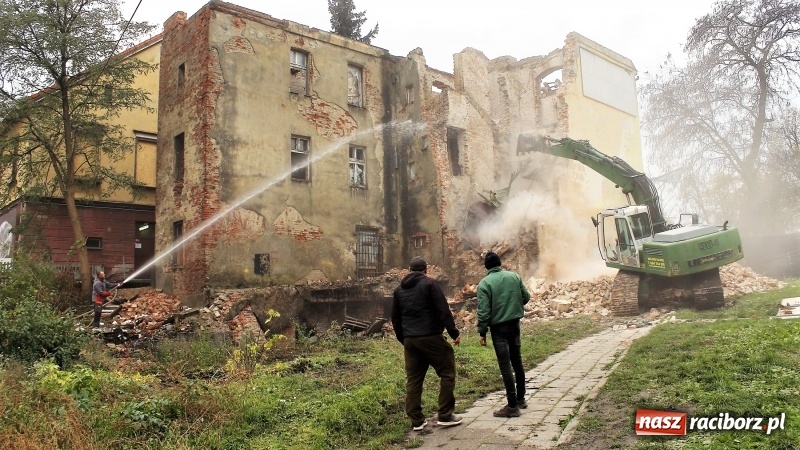 Zdjęcie w galerii na portalu naszraciborz.pl: Trwa rozbiórka kamienicy przy placu Wolności wiadomości z regionu