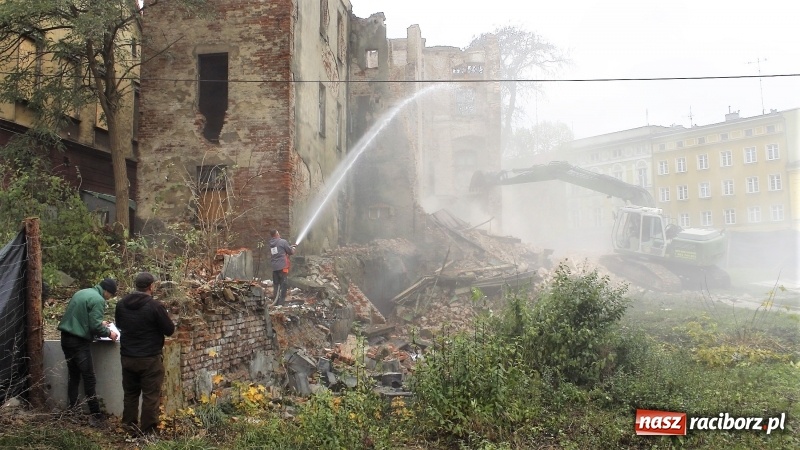 Zdjęcie w galerii na portalu naszraciborz.pl: Trwa rozbiórka kamienicy przy placu Wolności wiadomości z regionu