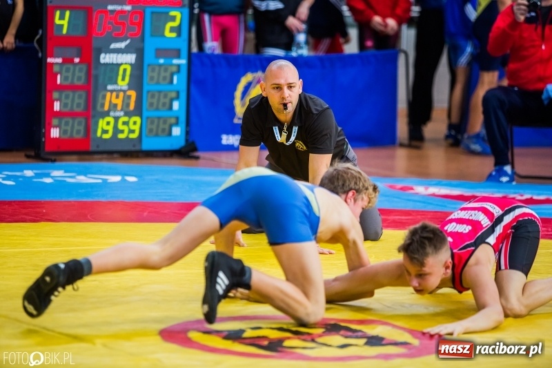 Zdjęcie w galerii na portalu naszraciborz.pl: W Arenie Rafako trwają Mistrzostwa Polski Młodzików w zapasach  wiadomości z regionu