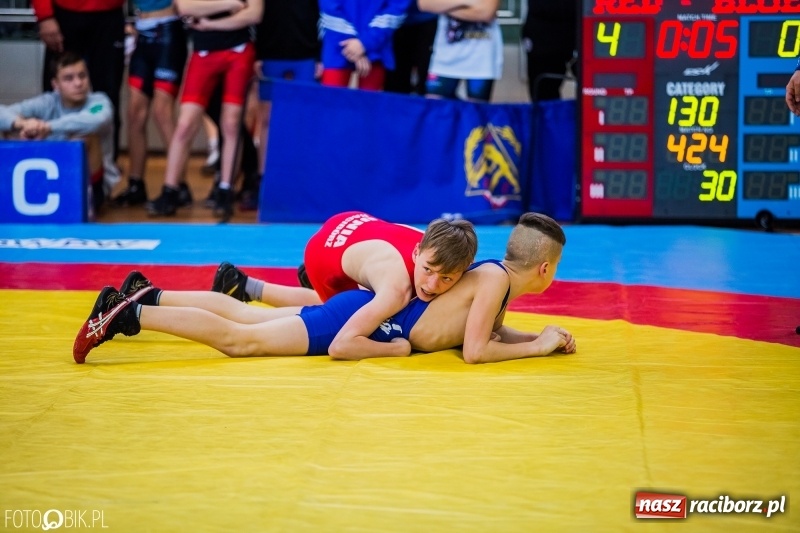 Zdjęcie w galerii na portalu naszraciborz.pl: W Arenie Rafako trwają Mistrzostwa Polski Młodzików w zapasach  wiadomości z regionu
