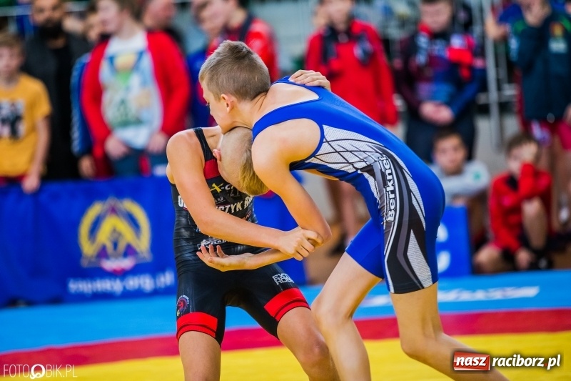 Zdjęcie w galerii na portalu naszraciborz.pl: W Arenie Rafako trwają Mistrzostwa Polski Młodzików w zapasach  wiadomości z regionu