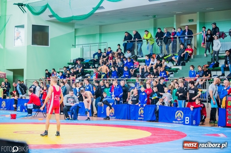 Zdjęcie w galerii na portalu naszraciborz.pl: W Arenie Rafako trwają Mistrzostwa Polski Młodzików w zapasach  wiadomości z regionu