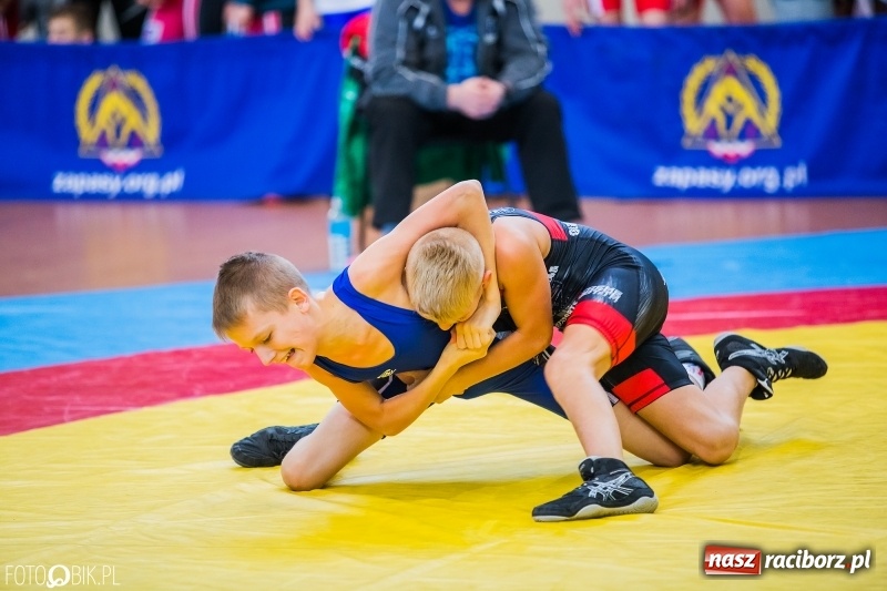 Zdjęcie w galerii na portalu naszraciborz.pl: W Arenie Rafako trwają Mistrzostwa Polski Młodzików w zapasach  wiadomości z regionu