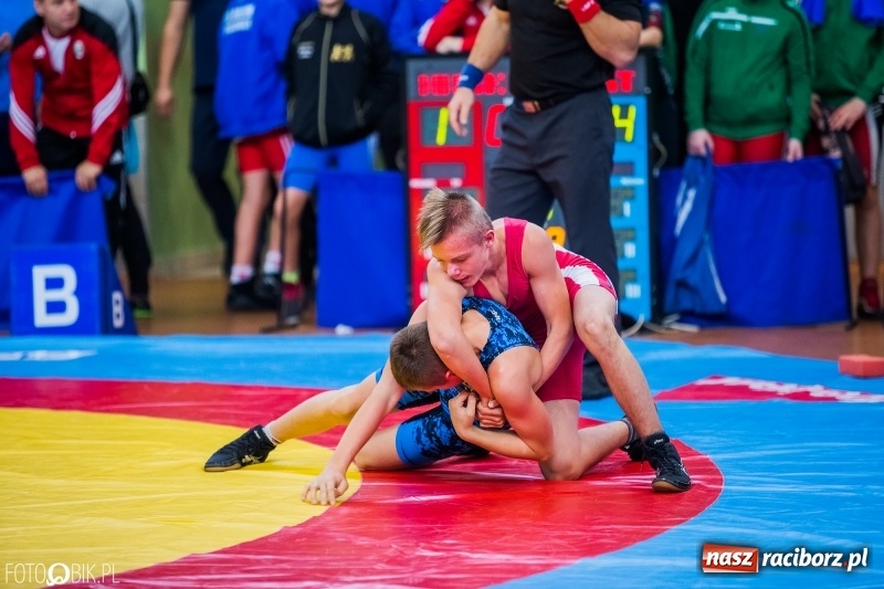 Zdjęcie w galerii na portalu naszraciborz.pl: W Arenie Rafako trwają Mistrzostwa Polski Młodzików w zapasach  wiadomości z regionu