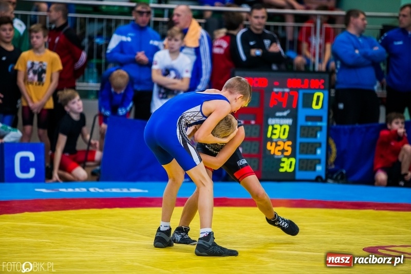 Zdjęcie w galerii na portalu naszraciborz.pl: W Arenie Rafako trwają Mistrzostwa Polski Młodzików w zapasach  wiadomości z regionu