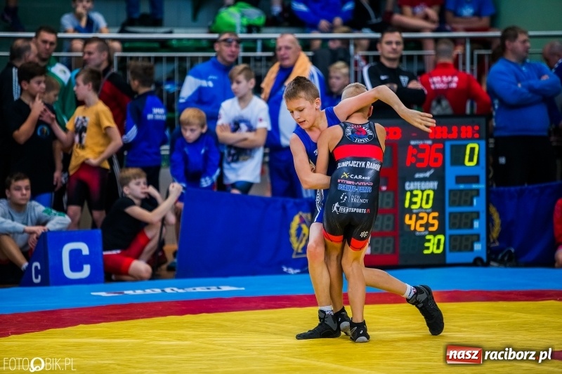 Zdjęcie w galerii na portalu naszraciborz.pl: W Arenie Rafako trwają Mistrzostwa Polski Młodzików w zapasach  wiadomości z regionu