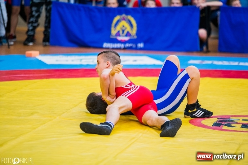 Zdjęcie w galerii na portalu naszraciborz.pl: W Arenie Rafako trwają Mistrzostwa Polski Młodzików w zapasach  wiadomości z regionu