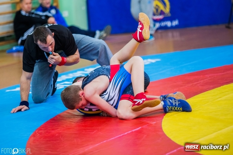 Zdjęcie w galerii na portalu naszraciborz.pl: W Arenie Rafako trwają Mistrzostwa Polski Młodzików w zapasach  wiadomości z regionu