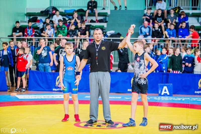 Zdjęcie w galerii na portalu naszraciborz.pl: W Arenie Rafako trwają Mistrzostwa Polski Młodzików w zapasach  wiadomości z regionu
