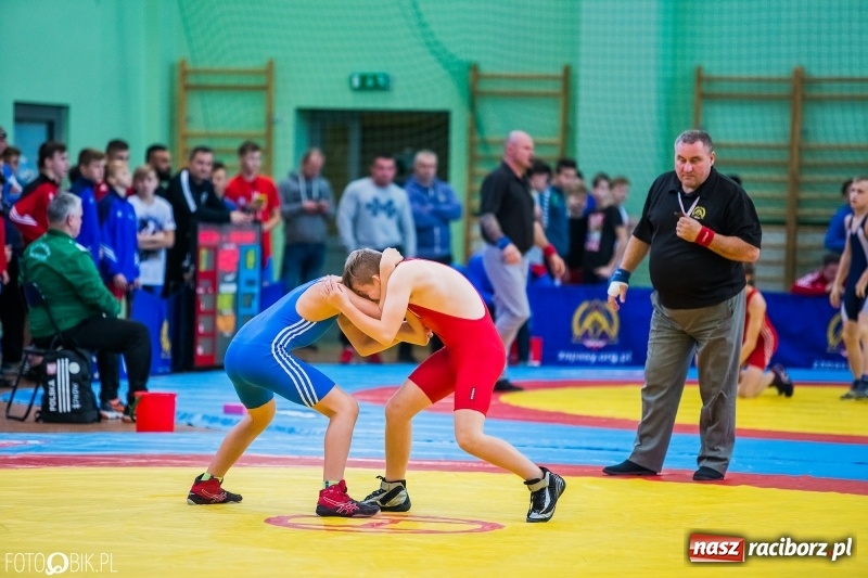 Zdjęcie w galerii na portalu naszraciborz.pl: W Arenie Rafako trwają Mistrzostwa Polski Młodzików w zapasach  wiadomości z regionu