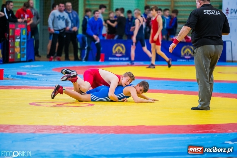 Zdjęcie w galerii na portalu naszraciborz.pl: W Arenie Rafako trwają Mistrzostwa Polski Młodzików w zapasach  wiadomości z regionu