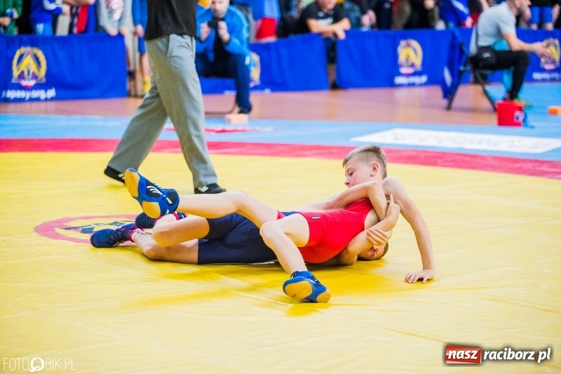 Zdjęcie w galerii na portalu naszraciborz.pl: W Arenie Rafako trwają Mistrzostwa Polski Młodzików w zapasach  wiadomości z regionu