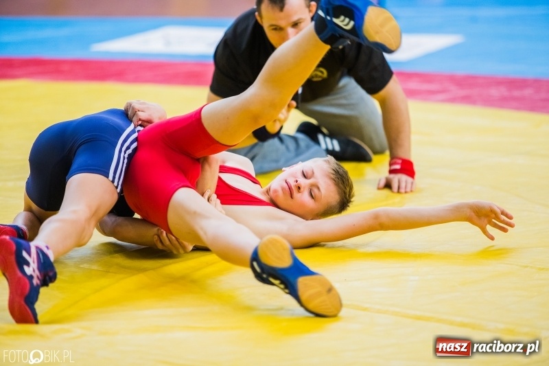 Zdjęcie w galerii na portalu naszraciborz.pl: W Arenie Rafako trwają Mistrzostwa Polski Młodzików w zapasach  wiadomości z regionu