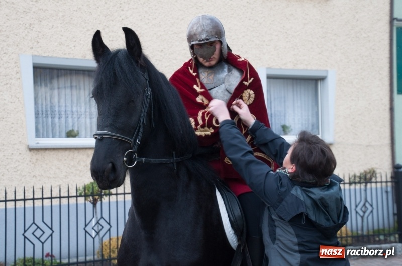 Zdjęcie w galerii na portalu naszraciborz.pl: Święty Marcin w farskich ogrodach na Starej Wsi wiadomości z regionu