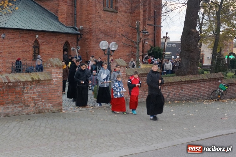 Zdjęcie w galerii na portalu naszraciborz.pl: A w Markowicach święty Marcin, koń i volvo w tle wiadomości z regionu