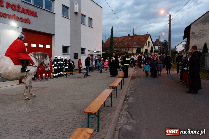 Zdjęcie w galerii na portalu naszraciborz.pl: A w Markowicach święty Marcin, koń i volvo w tle wiadomości z regionu