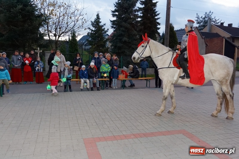 Zdjęcie w galerii na portalu naszraciborz.pl: A w Markowicach święty Marcin, koń i volvo w tle wiadomości z regionu