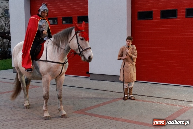 Zdjęcie w galerii na portalu naszraciborz.pl: A w Markowicach święty Marcin, koń i volvo w tle wiadomości z regionu