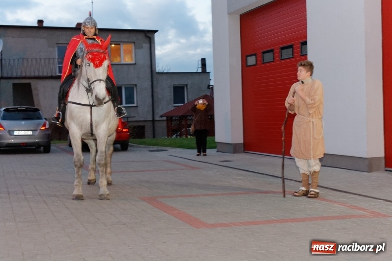 Zdjęcie w galerii na portalu naszraciborz.pl: A w Markowicach święty Marcin, koń i volvo w tle wiadomości z regionu
