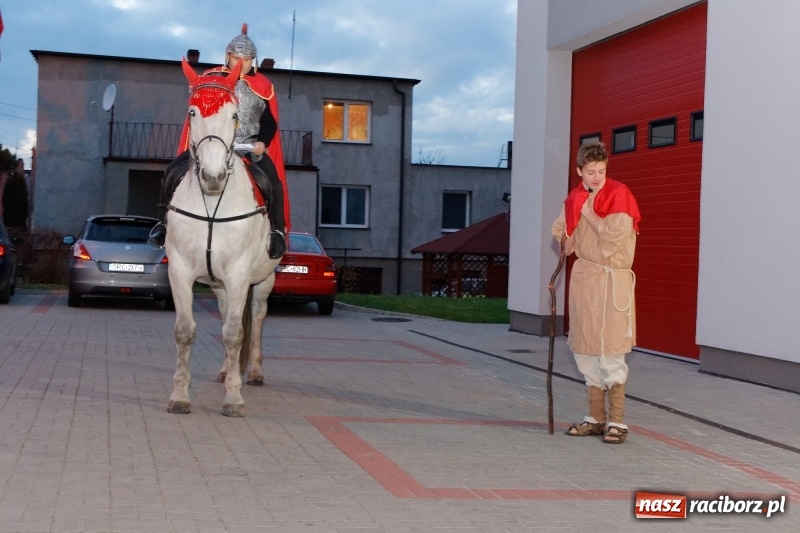 Zdjęcie w galerii na portalu naszraciborz.pl: A w Markowicach święty Marcin, koń i volvo w tle wiadomości z regionu