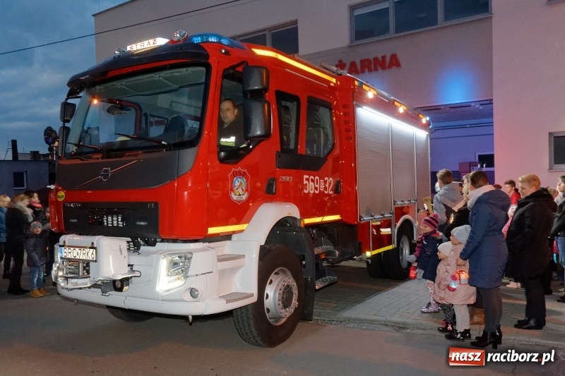 Zdjęcie w galerii na portalu naszraciborz.pl: A w Markowicach święty Marcin, koń i volvo w tle wiadomości z regionu