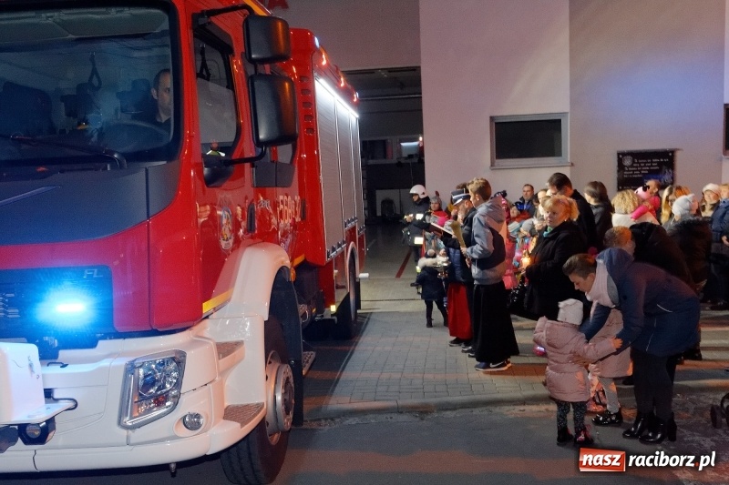 Zdjęcie w galerii na portalu naszraciborz.pl: A w Markowicach święty Marcin, koń i volvo w tle wiadomości z regionu