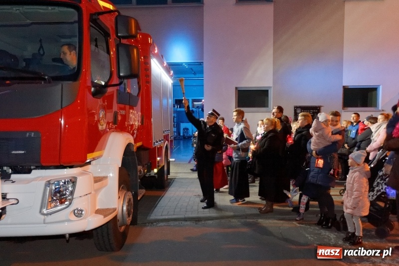 Zdjęcie w galerii na portalu naszraciborz.pl: A w Markowicach święty Marcin, koń i volvo w tle wiadomości z regionu